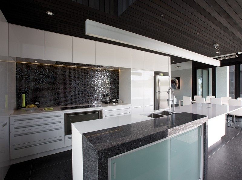 Mozaikové dlaždice-kuchyňa-zadná stena-tmavosivá ochrana proti striekajúcej vode