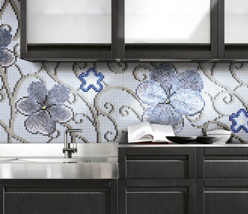 Mozaiková dlažba-kuchyňa-kvetinový-vzor-sklenená mozaika-zadná stena