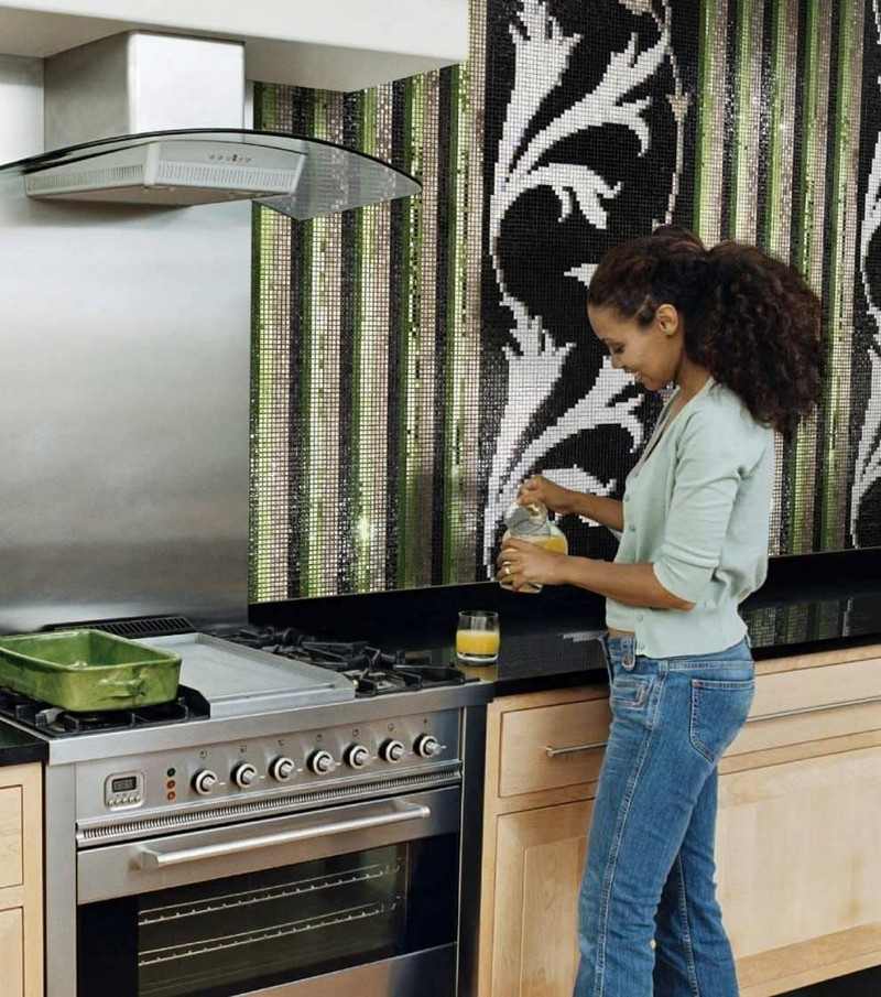 Mozaikové dlaždice-kuchyňa-nápady-zelená-stena-pruhy-kvetinový vzor