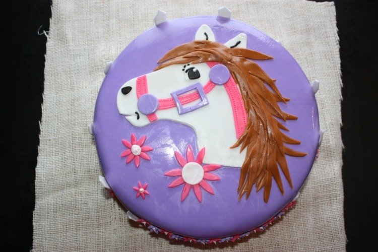 dievča-kôň-ružová-fialová-narodeninový-motív-torta