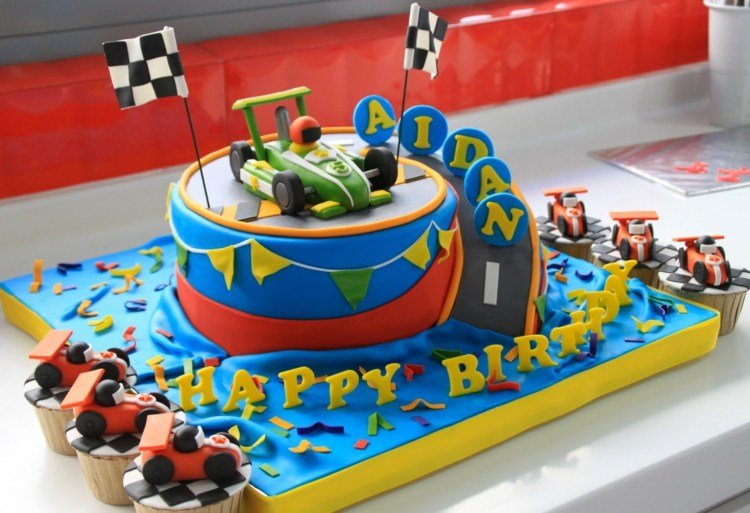 motív-torta-chlapci-závodné-autá-farebné-deti