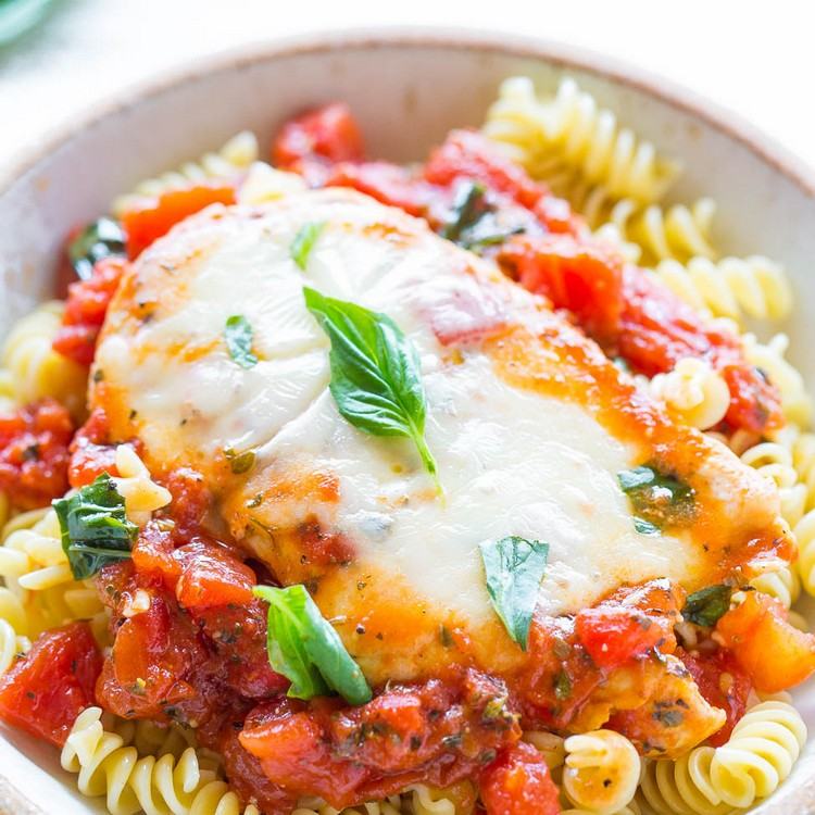 Jedna panvica na večeru kura mozzarella v bazalkovej smotanovej omáčke