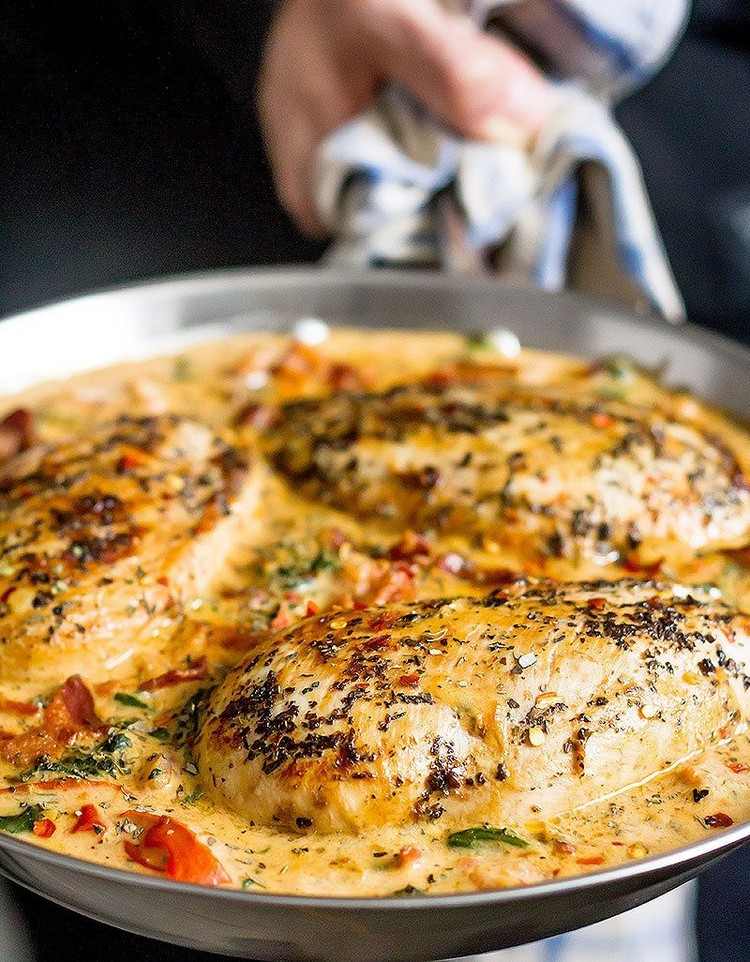 Kuracie mozzarella v bazalkovej smotanovej omáčke so slaninovými receptami na rýchlu večeru