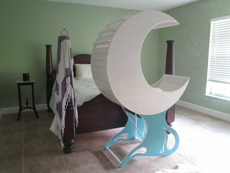 detská kolíska dizajn biela-drevo-polmesiac-stojan-svetlo modrá-spálňa