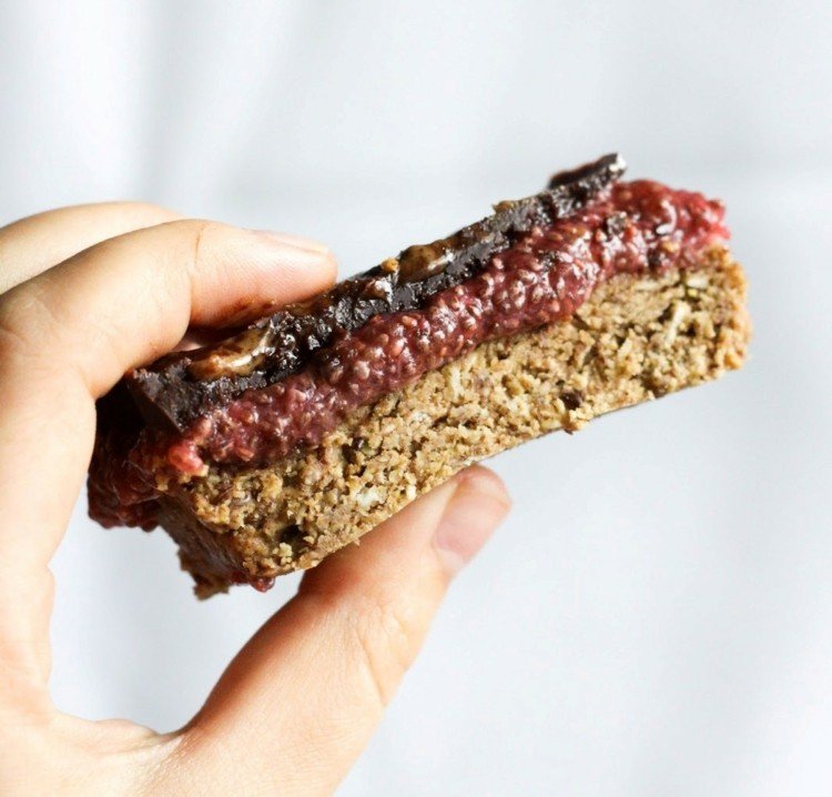 Mäsová tyčinka-urob si-chia-mandľovo-džemová poleva