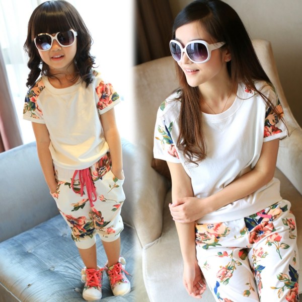 Nohavice s kvetinovými motívmi biela blúzka s rukávmi Slnečné okuliare-biely-rám-kombinéza-s-kvetinovými vzormi