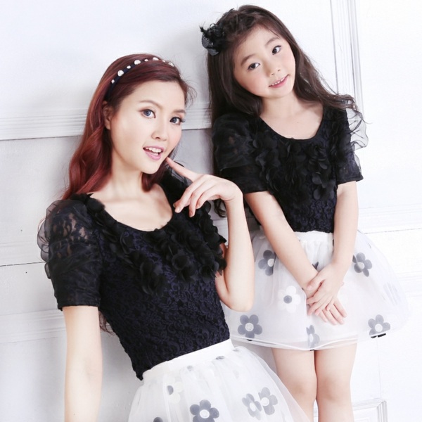 Čierne čipkované a hodvábne šaty s kvetinovými motívmi Móda-matky-dievčatá-čelenka-šaty-s-kvetinovými vzormi