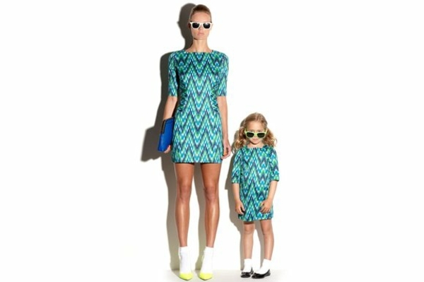 Modré šaty s geometrickými vzormi krátke ponožky-slnečné okuliare-tyrkysovo-žlto-modré-šaty-so vzormi