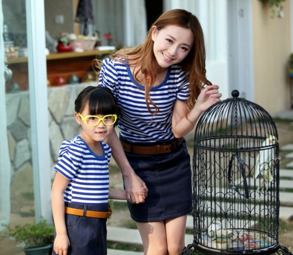 Džínsová sukňa pruhovaná blúzka modrá s koženým opaskom Birdcage-slnečné okuliare-opasok-sukňa-móda-pre-dievčatá-a-matky