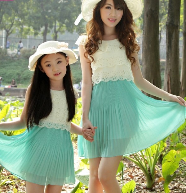 Vápno zelené skladané šaty z bielej čipky Klobúk-s-mašľou-čipkou-a-hodvábnou