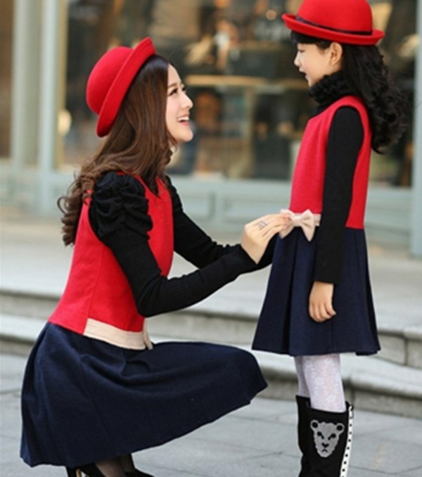 Šaty v červenej spodnej časti s čiernou mašľou a klobúkom čierne-čižmy-dievčatá-matky-letné-šaty