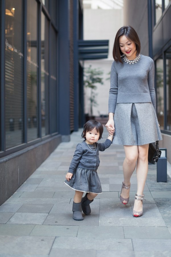 Matka móda dievčatá móda sivá vlnená sukňa hodvábne sivá svetrová blúzka Kožušinové topánky-bob-účes-kabelka-sukňa-so záhybmi