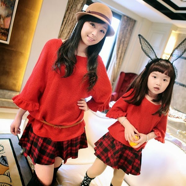 kockovaná sukňa červená maxi blúzka so širokými rukávmi klobúk zajačie uši Klobúk-maxi-blúzka-z vlny-zajačie uši-dlhé ponožky