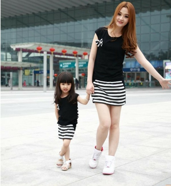 Čiernobiele pruhované bavlnené šaty s mašličkou Športová obuv-sandále-móda-pre-dievčatá-a-matky