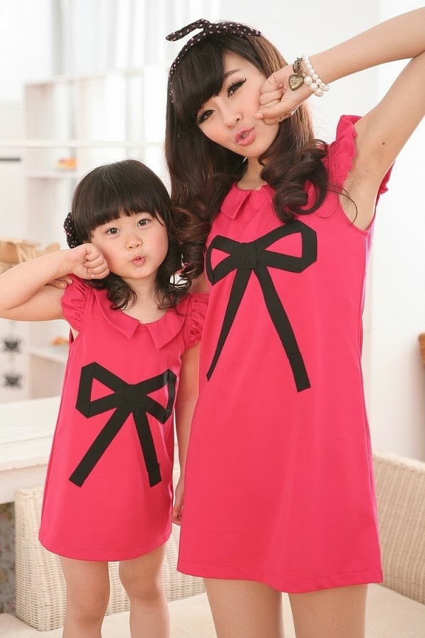 Šaty z kvalitnej ružovej bavlny s potlačou čiernej mašle Pyžamové šaty s mašľou a golierom vo fialovej farbe