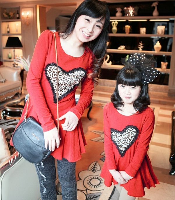 červená blúzková tunika s potlačou srdca Večierková taška cez plece-vlasy po ramená