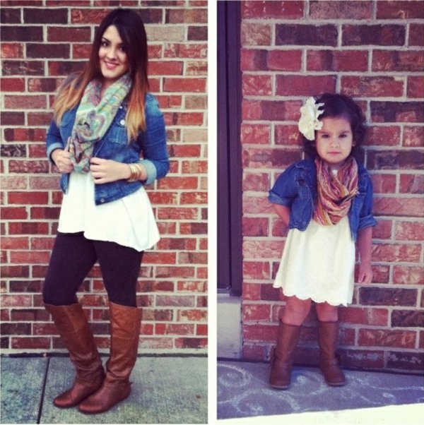 Džínsová bunda v štýle Coutry, biele kožené čižmy s tunikou Nákrčník-vlasové doplnky-legíny-dlhé vlasy