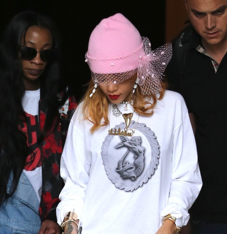 Okoreňte klobúky-rihanna-závoj-klobúky-ružové