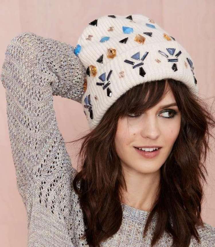 Okoreňte svoje nápady na klobúky-farebné-kamienky-béžové-čiapky