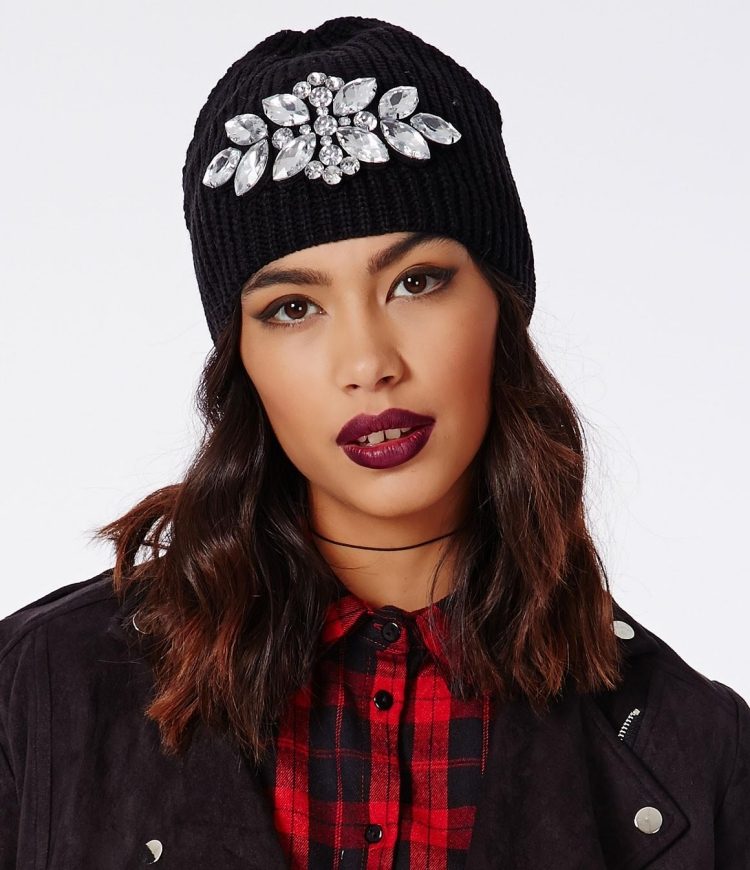 Okoreňte klobúky-nápady-čierne klobúky-biele-kamienky-kvet