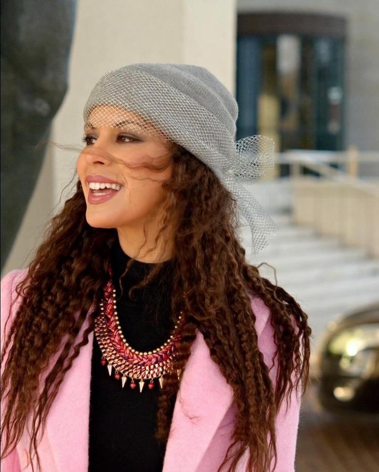 Okoreňte klobúky-nápady-závoj-stuha-na boku viazané