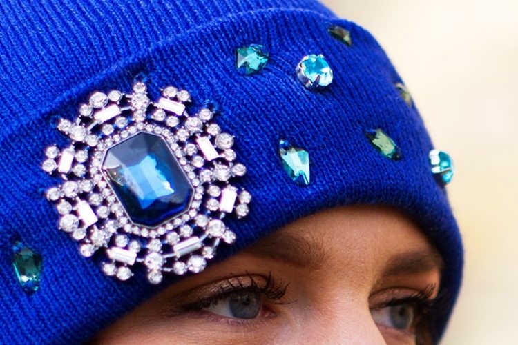 Okoreňte nápady na klobúky-modré-kamienky-brošňa