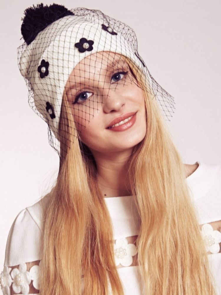 klobúk-korenie-závoj-blízko