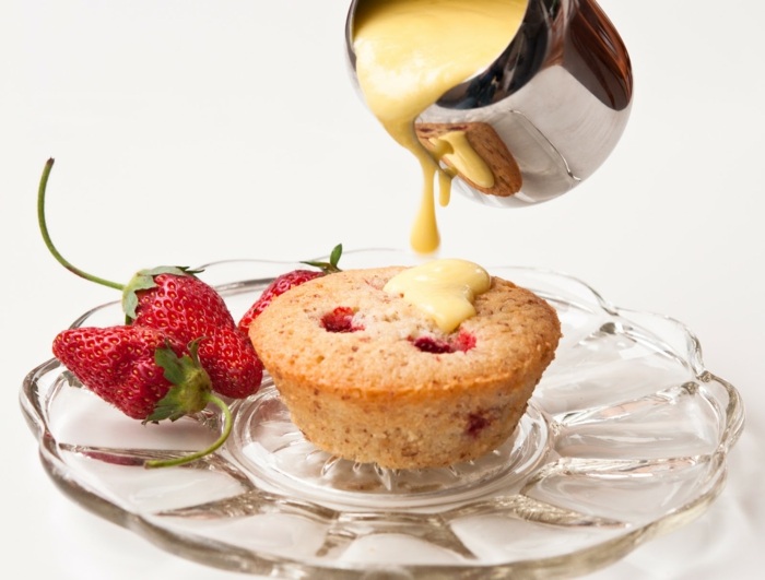Muffiny s čerstvými jahodami a vanilkovou omáčkou