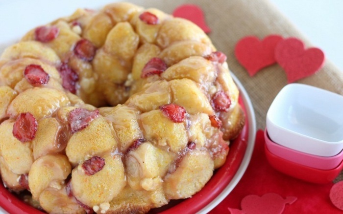 Chlieb s jahodovou a vanilkovou omáčkou