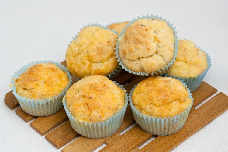 muffiny so slaným syrom s rôznymi druhmi syra Muffiny so syrom recept-odrody-Schimmelkaese-Emmentaler-Gouda
