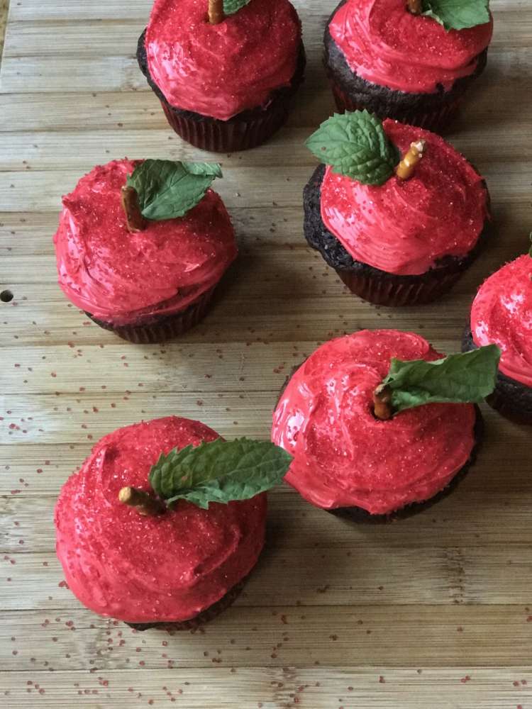 Lahodné muffiny na zápis do školy s červeným krémom, lístkami mäty a praclíkmi napodobňujú jablká