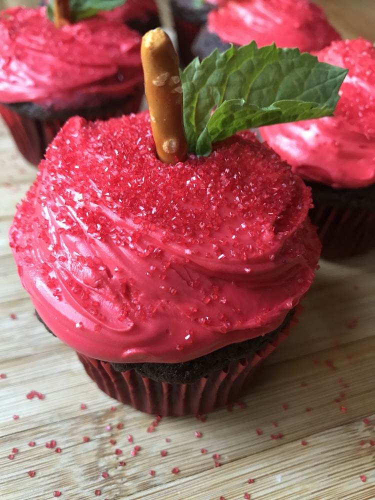 Navrhnite muffiny na zápis do školy ako červené jablká s červenou polevou a praclíky