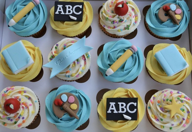 Nápady na zdobenie muffinov a košíčkov na tému zápis do školy