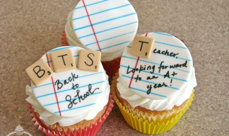 Upečte muffiny na zápis do školy a ozdobte fondánami na písanie zošitov