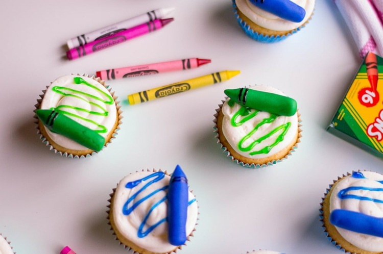 Roztomilé voskové pastelky z farebného fondánu - jednoduchý remeselný nápad pre začiatočníkov