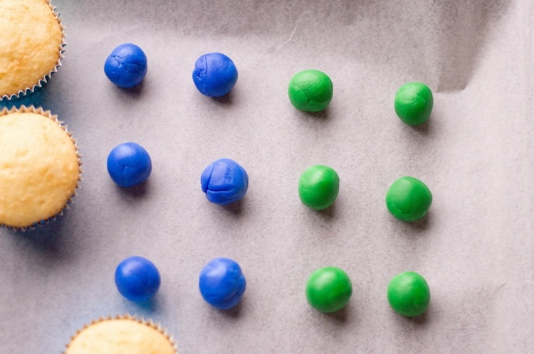 Fondán tvarujte do guličiek a potom robte závitky