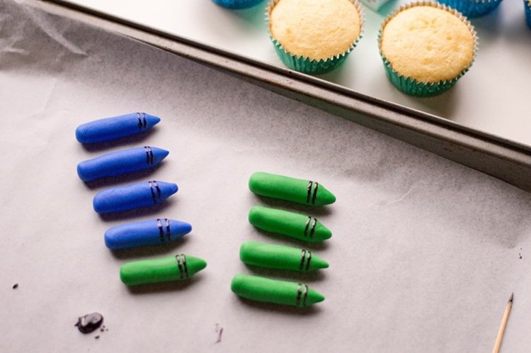 Fondánové voskovky navrhnite s čiernou gélovou polevou