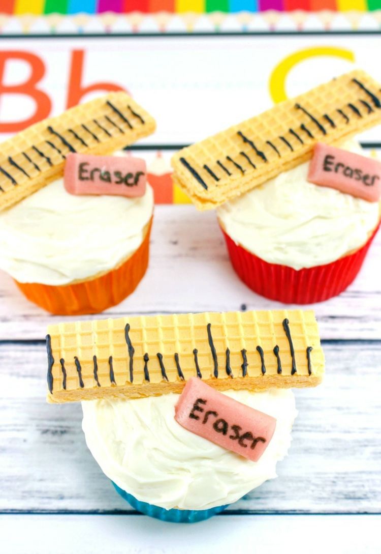 Tematické ozdoby na tortu pre deti, ktoré idú do školy s pravítkom a gumou