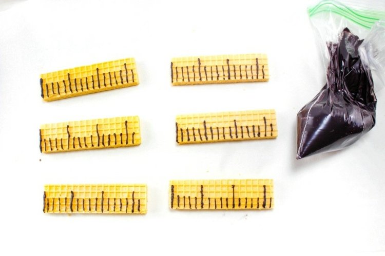 Vyrobte si pravítko na ozdobu na muffiny z vaflí a polevy alebo polevy