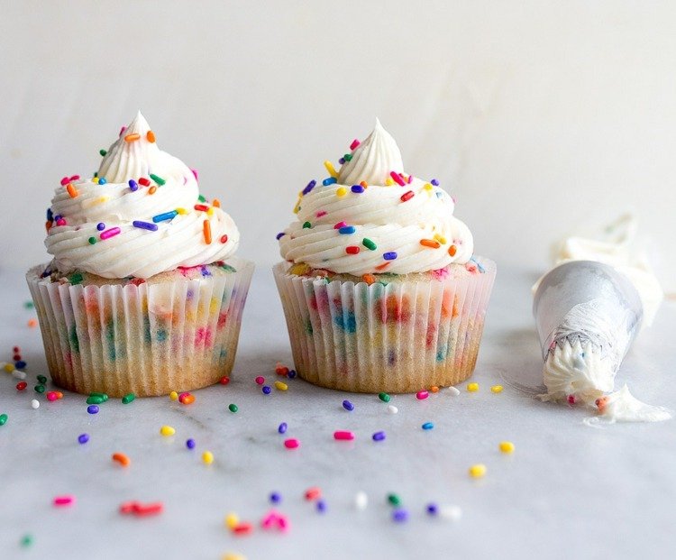 Upečte farebné muffiny na zápis do školy s posýpkou alebo košíčkami s polevou