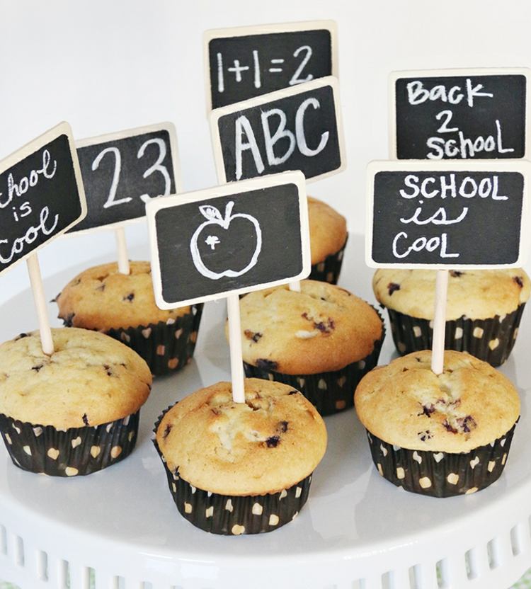 Ozdobte tartaletky a koláče jednoduchými špendlíkmi, ktoré si môžete vopred vytlačiť