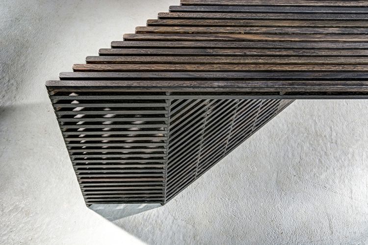 nábytok-drevo-priemyselný-čierny-lak-ošarpaný