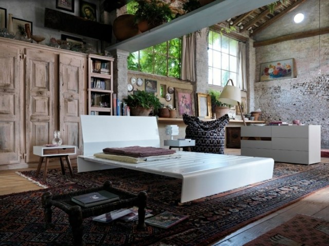 V spálni sú moderné nočné stolíky a sedací vak Kilim Sitysack v miestnosti pre mládež moderná posteľná sedacia súprava Kilim nočné stolíky komoda drevo biela