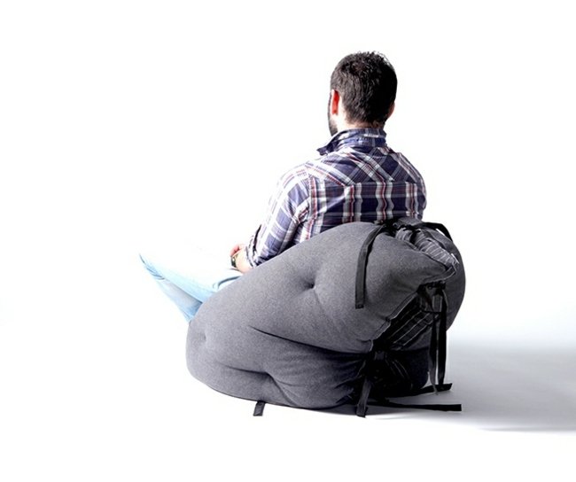 Sedací vak s balkónom čalúneným nábytkom