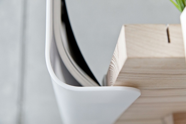 Držiak na stôl s detailmi z dreva