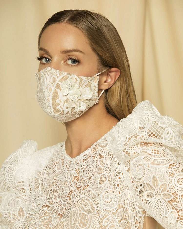 Svadobná maska s čipkou a perlami Trendy v svadobných doplnkoch