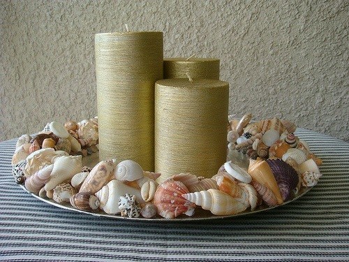 Aranžovanie dekorácií mušlí na stôl