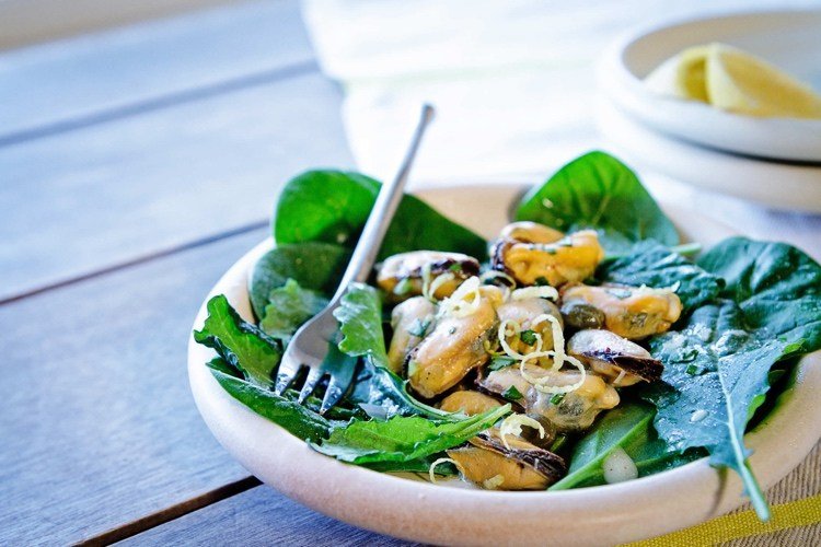 Šalát s nakladanými mušľami recept s kaparami a dresingom zo šalátu a bieleho vína