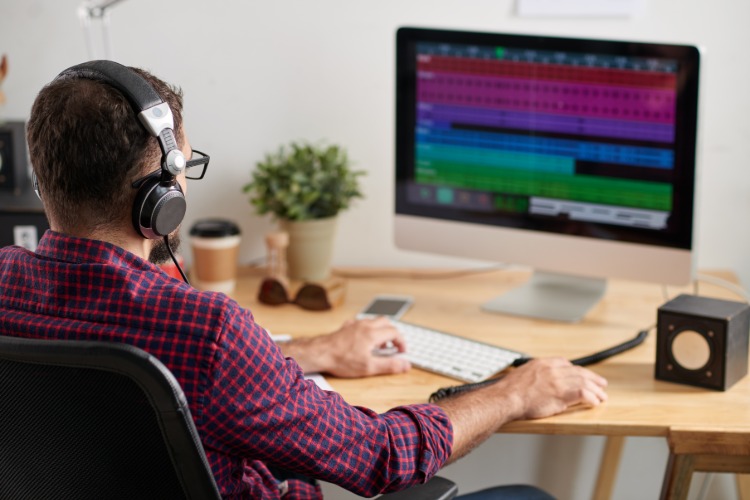 počúvanie hudby v práci muž so slúchadlami na ušiach