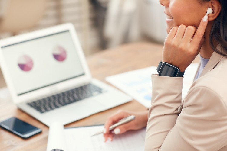 žena so slúchadlami na uši hudba pri práci prezentácia